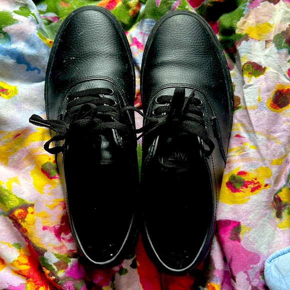 Vans Men’s Black Leather Authentic Skateboard Shoes Streatwear-Like New - Picture 1 of 4